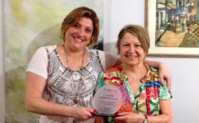 Hilda (direita) e Paula comemoram prêmio de inovação empreendedora na área da saúde.