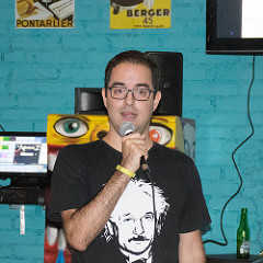 O professor Rodrigo Nemmen durante a palestra